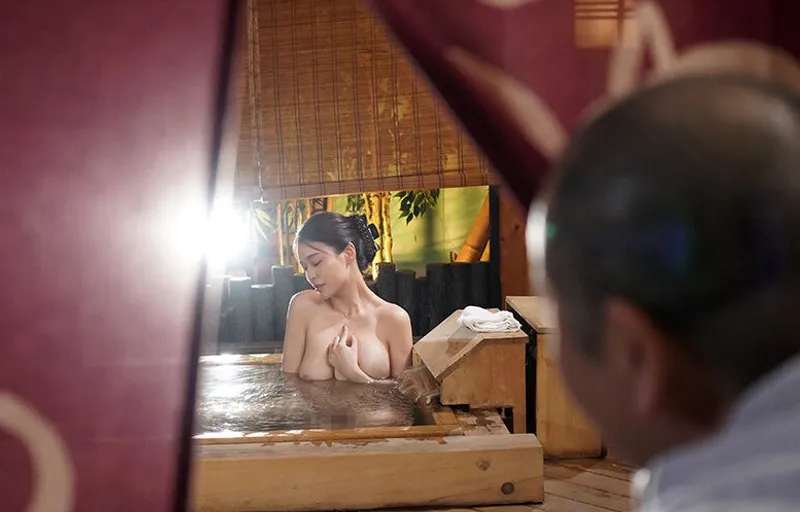 Vợ sắp cưới của con trai bị bố gã chồng nhìn trộm khi đang tắm rồi đụ đến mang thai