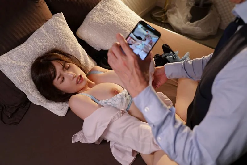 Tiền bối chuốc thuốc em thư ký bắt đụ cả đêm khi đi công tác xa